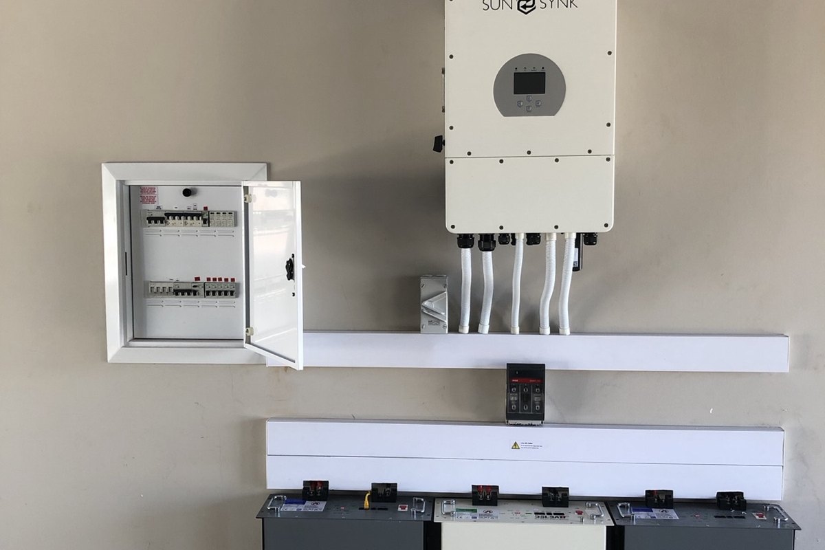 Solar inverter and battery installation